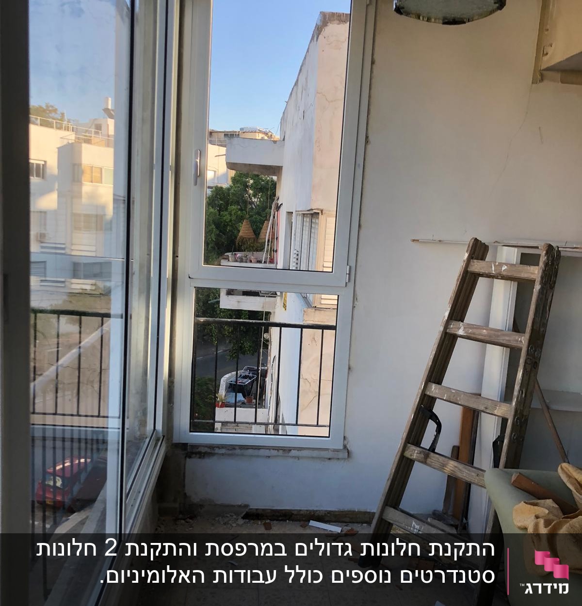 חלון אלומיניום עם מסגרת זכוכית במרפסת